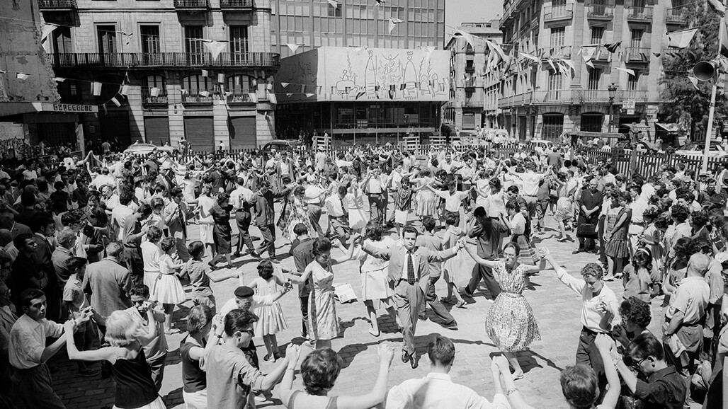 F. Català-Roca. Aplec sardanístic a la plaça Nova, 1963
