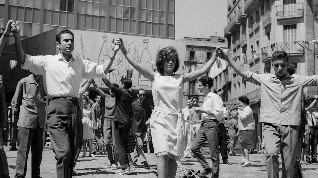 F. Català-Roca. Aplec sardanístic a la plaça Nova, 1963