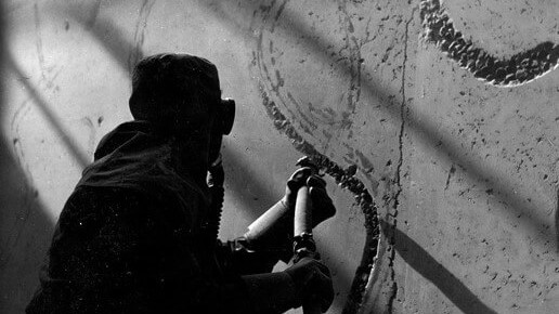 F. Català-Roca. Carl Nesjar treballant els plafons de formigó del fris de Pablo Picasso, c. 1961