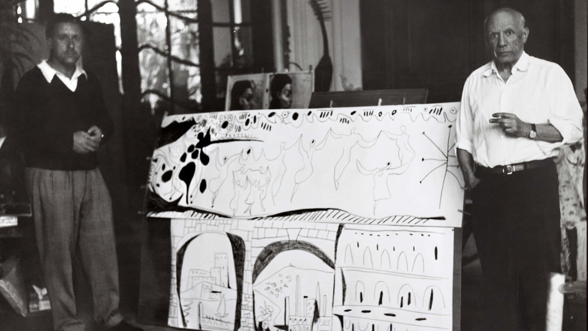 Pablo Picasso i l'arquitecte Xavier Busquets amb els dibuixos originals dels frisos, 1960